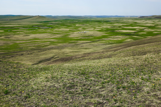 干旱草原牧场蒙古包