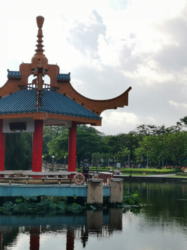 凉亭湖景