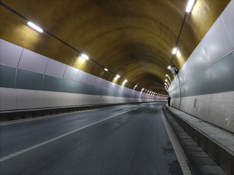 高速隧道内景