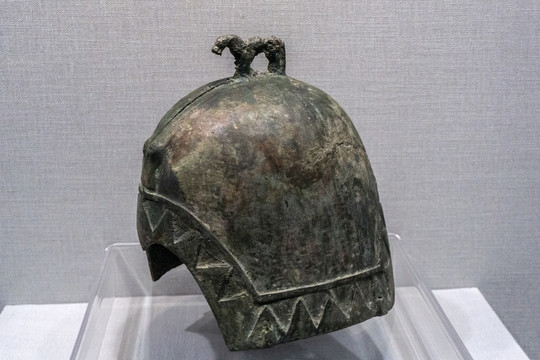 战国马钮青铜盔