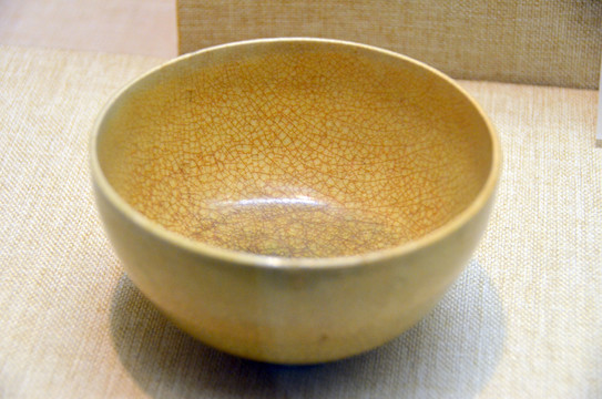 南朝青黄釉碗