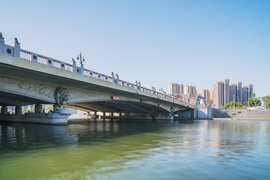 天津城市天际线和海河上的桥梁