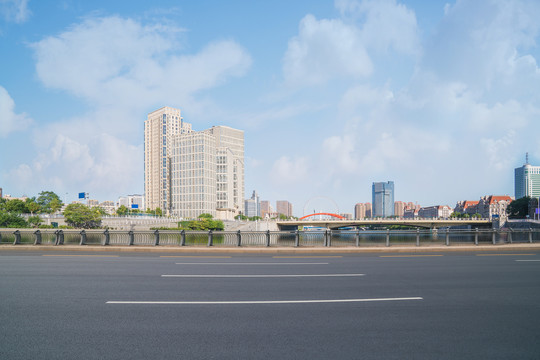 天津城市天际线和柏油马路