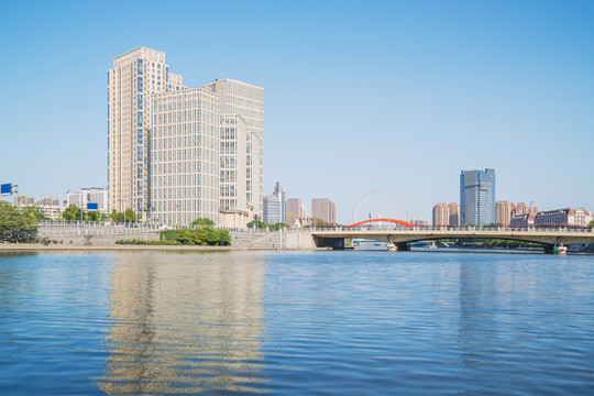 天津城市天际线和海河上的桥梁