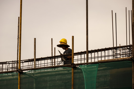 正在劳作的建筑工人