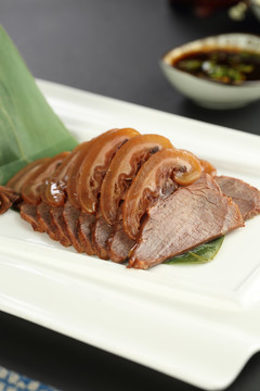 带皮驴肉