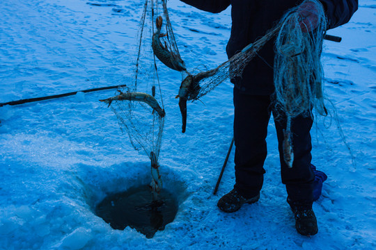 冬季捕鱼冰洞