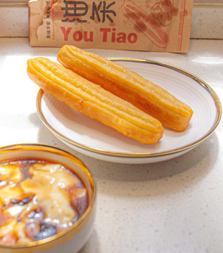 中国传统美食早餐油条豆腐花