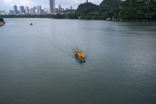 城市风景河流游船