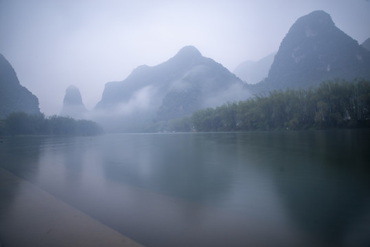 河流水面倒影