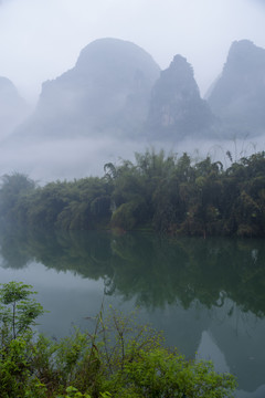 河流云雾缭绕