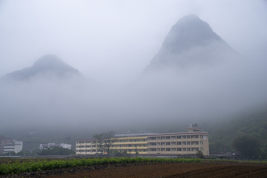 山峰云雾缭绕乡村