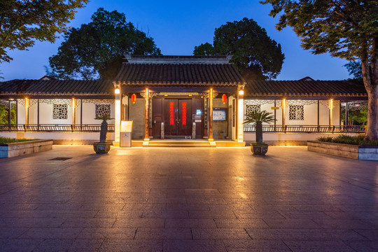 中式门楼夜景