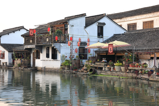 安昌古镇河边的茶馆