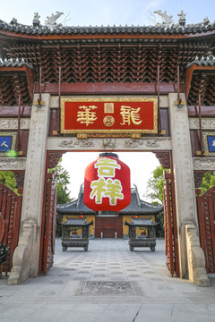 上海龙华寺牌坊和红色大灯笼