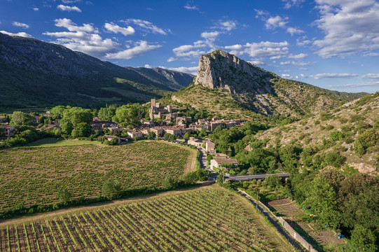 航拍法国乡村山峰和中世纪村庄