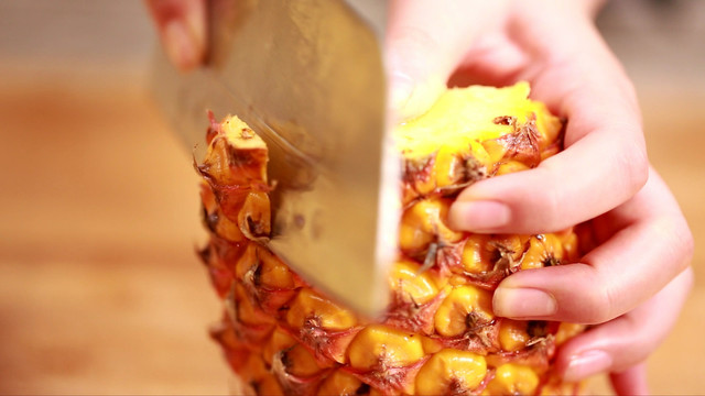 水果刀削菠萝皮