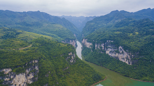 大山河流