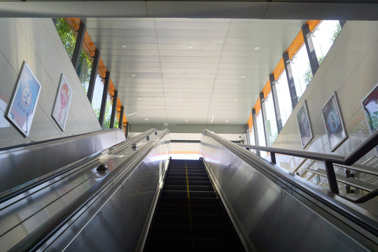 地铁站出入口自动扶梯仰拍