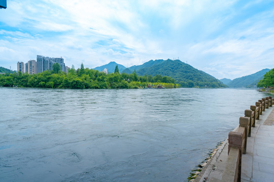 建德新安江清澈江水