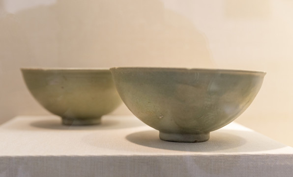 元代龙泉窑青釉花口瓷碗
