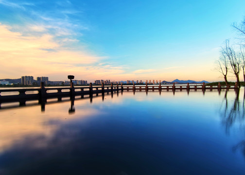 夕阳下平静的湖面