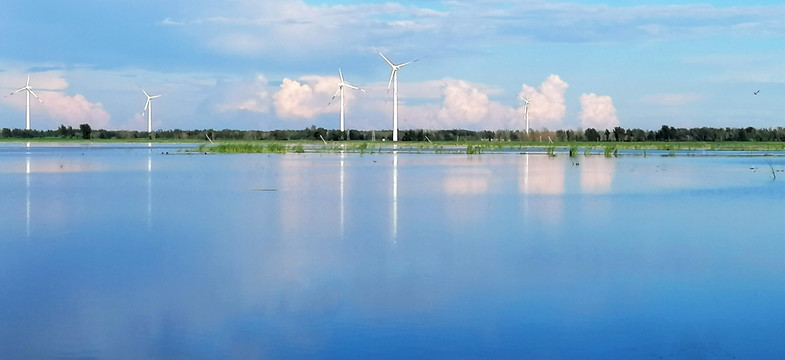 蓝色的湖水