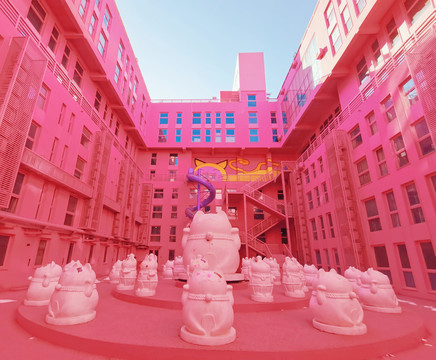 粉色建筑猫猫雕塑