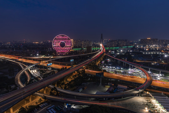 广州圆建筑夜景