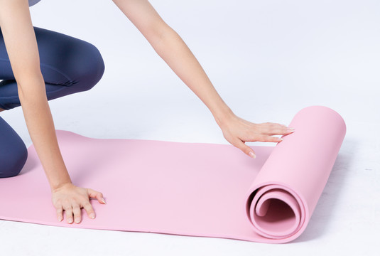 整理瑜伽垫的女性