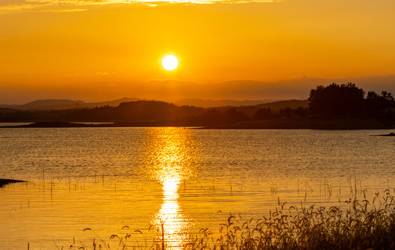 水边夕阳