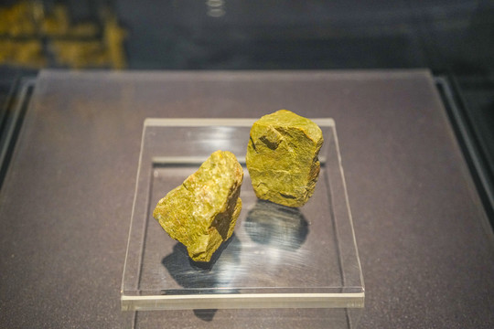 西藏矿物颜料矿石颜料雄黄