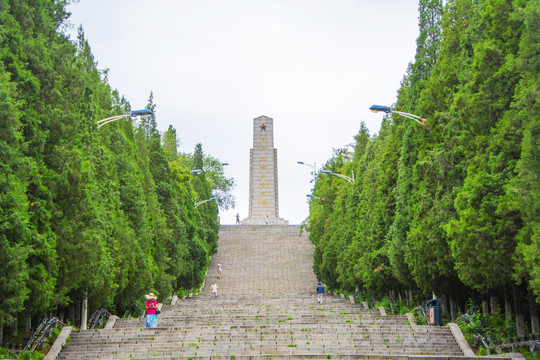 烈士山英雄烈士纪念碑与石阶