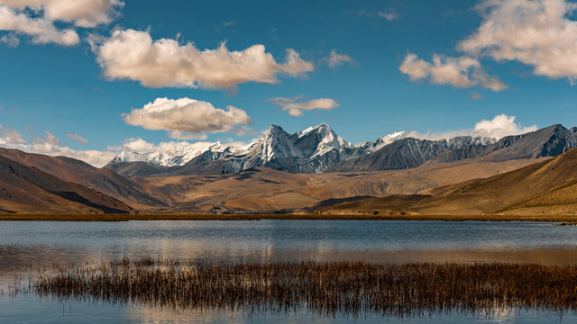西藏高原湖泊雪山