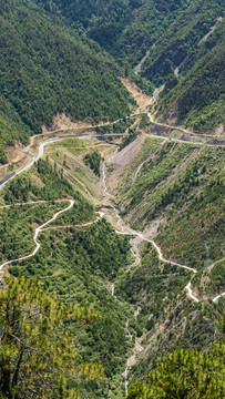 山谷盘山公路