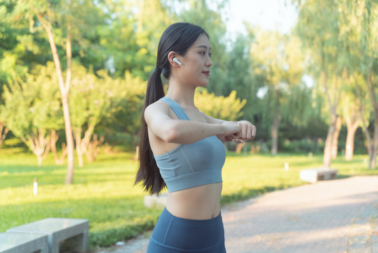 户外运动的东方女性