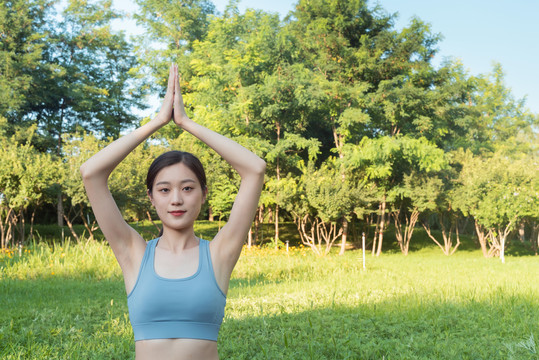 户外女性做瑜伽运动