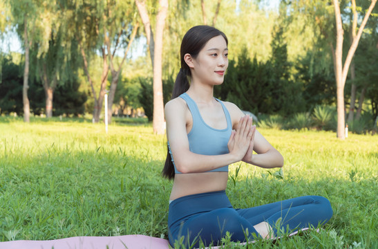 户外女性做瑜伽运动