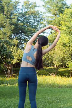 户外瑜伽伸展运动女性背影