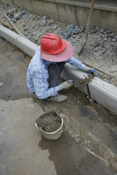 修路的建筑工人