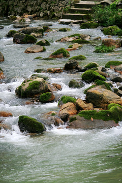 小河流水