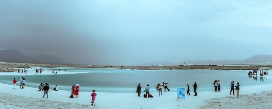 青海大柴旦翡翠湖全景图