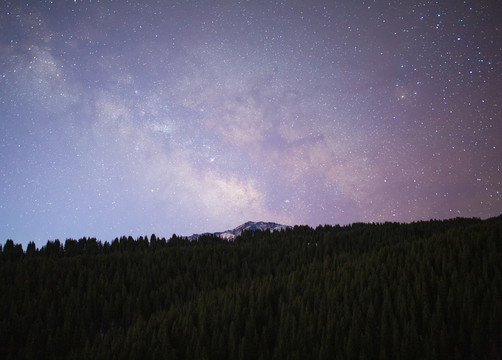 新疆乌鲁木齐星空银河下的天山