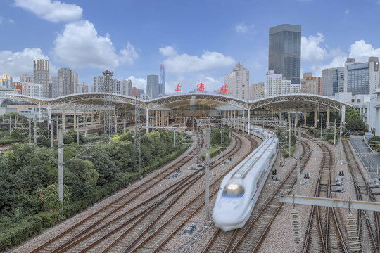 上海火车站铁轨上的高铁列车