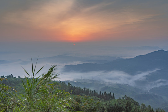 宜宾横江古镇晨雾高山丘壑