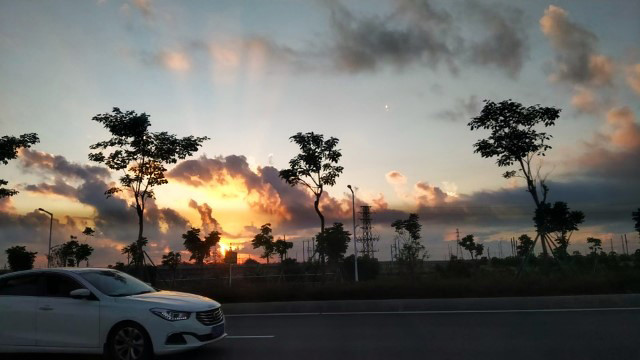 夕阳和马路