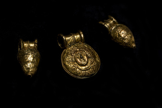 公元前3世纪泡状金坠饰