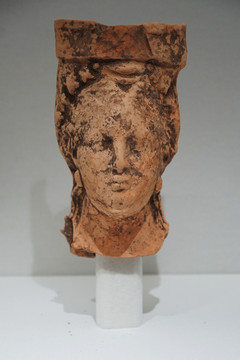 前4世纪赤土陶戴头饰女子头像
