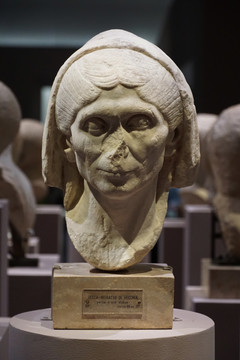 公元前1世纪戴头巾的老妇头像