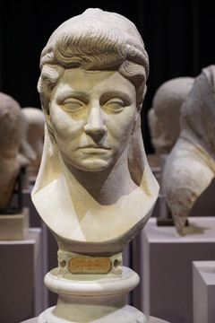 前1世纪戴头巾的女子头像